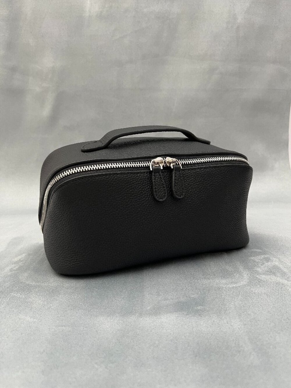 Metro Cosmetic Case in Black - 100% full-grain cowhide leather - Picture 6 of 9